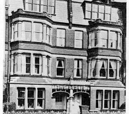 Black and white photo of Hotel Leslie circa 1900