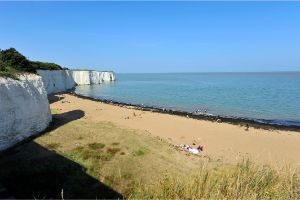 Overview of the bay with the white cliffs and sea